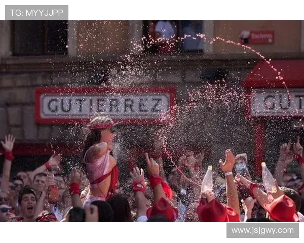 盐城奥体助威声浪掀翻穹顶 女球迷激情呐喊到腿抽筋 盐城奥体助威声浪掀翻穹顶 女球迷激情呐喊到腿抽筋